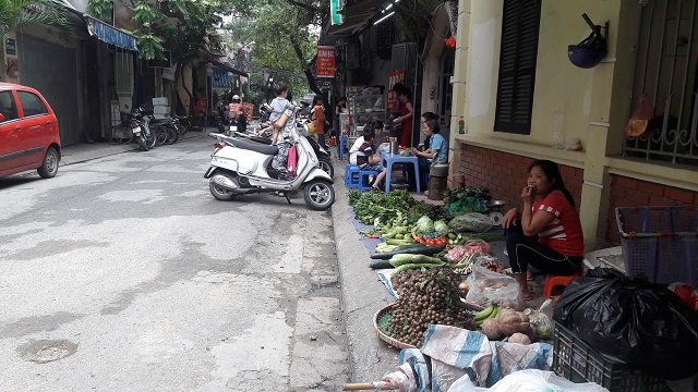 Phường Khương Trung, quận Thanh Xuân: Người dân ngộp thở vì chợ "cóc" - Ảnh 6