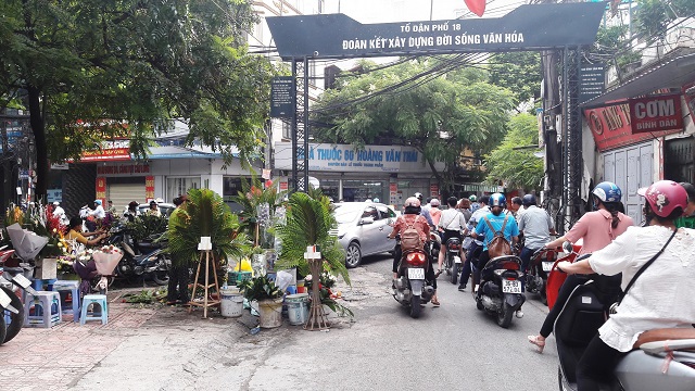 Phường Khương Trung, quận Thanh Xuân: Người dân ngộp thở vì chợ "cóc" - Ảnh 1