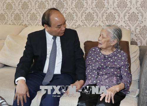 Thủ tướng Nguyễn Xuân Phúc thăm hỏi các gia đình liệt sĩ tại Hà Nội - Ảnh 1
