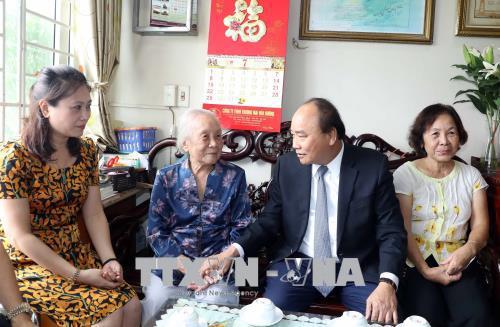Thủ tướng Nguyễn Xuân Phúc thăm hỏi các gia đình liệt sĩ tại Hà Nội - Ảnh 2