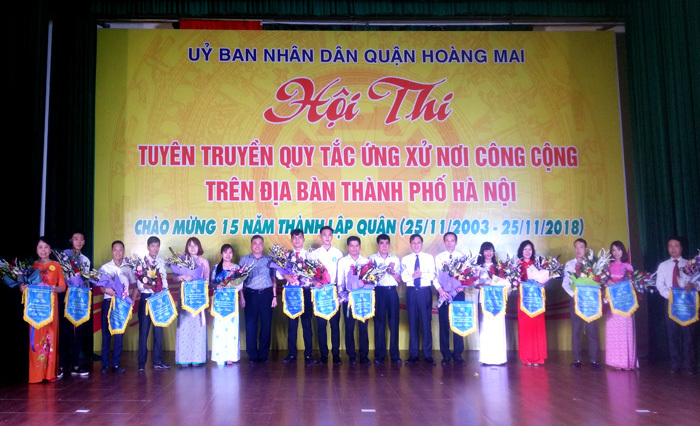 Quận Hoàng Mai đưa quy tắc ứng xử nơi công cộng vào cuộc sống - Ảnh 1