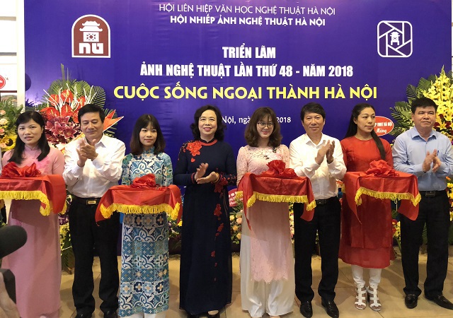 Khai mạc triển lãm ảnh “Cuộc sống ngoại thành Hà Nội” - Ảnh 1