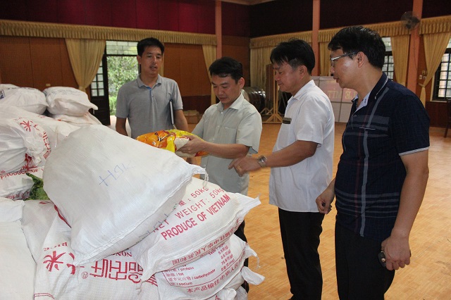 Chương Mỹ tiếp nhận 50 tấn gạo ủng hộ của TP Hà Nội - Ảnh 2