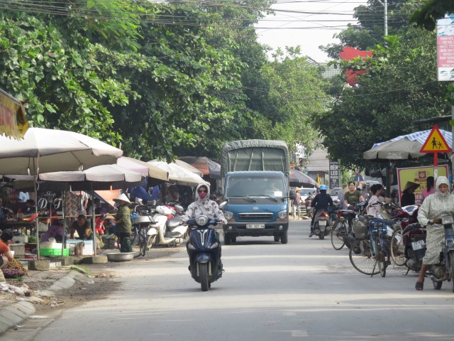 Xử lý chợ cóc vây trụ sở UBND xã Sài Sơn - Ảnh 1