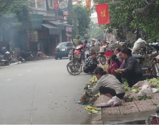 Hai chợ cóc vây trụ sở UBND xã Sài Sơn - Ảnh 2
