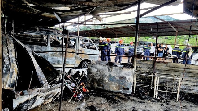 Bãi trông xe gần sân bay Tân Sơn Nhất bốc cháy ngùn ngụt - Ảnh 1