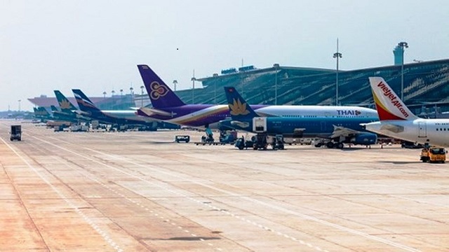 Nhiều chuyến bay phải dừng, chờ vì phế thải trong sân bay Nội Bài - Ảnh 1