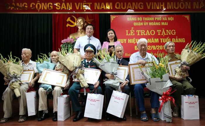 Quận Hoàng Mai trao Huy hiệu 70 năm tuổi Đảng cho các đảng viên lão thành - Ảnh 1