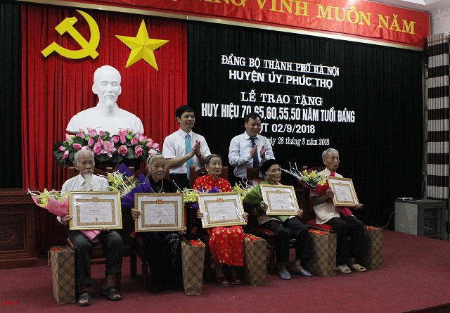 Phúc Thọ trao Huy hiệu Đảng cho 189 đảng viên - Ảnh 1