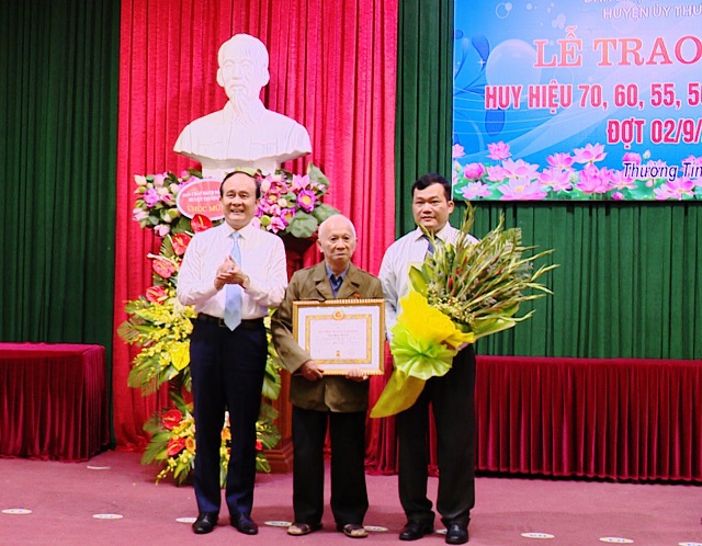 163 đảng viên huyện Thường Tín được trao tặng huy hiệu Đảng đợt 2/9 - Ảnh 1