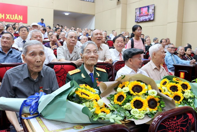 Quận Thanh Xuân trao Huy hiệu Đảng cho 575 đảng viên - Ảnh 1