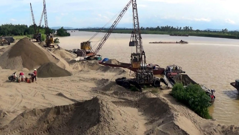 Hà Nội: Tăng cường xử lý hoạt động khai thác cát trái phép ven sông - Ảnh 1