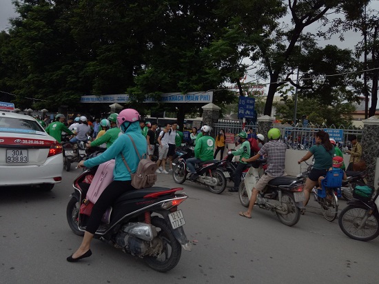 Người dân ùn ùn đổ về Hà Nội sau kỳ nghỉ lễ - Ảnh 12