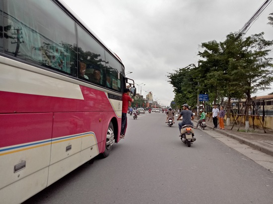 Người dân ùn ùn đổ về Hà Nội sau kỳ nghỉ lễ - Ảnh 14