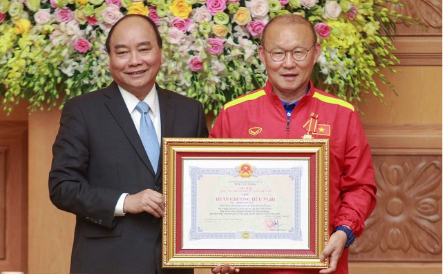 Thủ tướng gặp mặt và tuyên dương Đội tuyển Bóng đá nam Việt Nam - Ảnh 1
