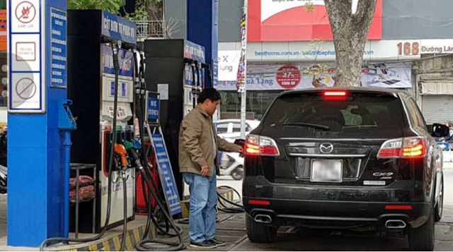 Tự đổ xăng và thanh toán bằng thẻ tại 11 cửa hàng xăng dầu ở TP Hồ Chí Minh - Ảnh 1