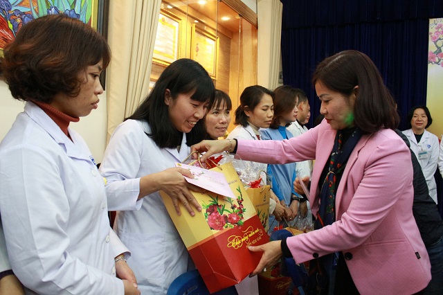 Chủ tịch LĐLĐ TP Hà Nội thăm và tặng quà tại bệnh viện Xanh Pôn - Ảnh 1