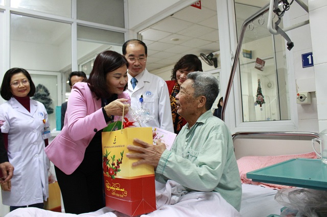 Chủ tịch LĐLĐ TP Hà Nội thăm và tặng quà tại bệnh viện Xanh Pôn - Ảnh 2