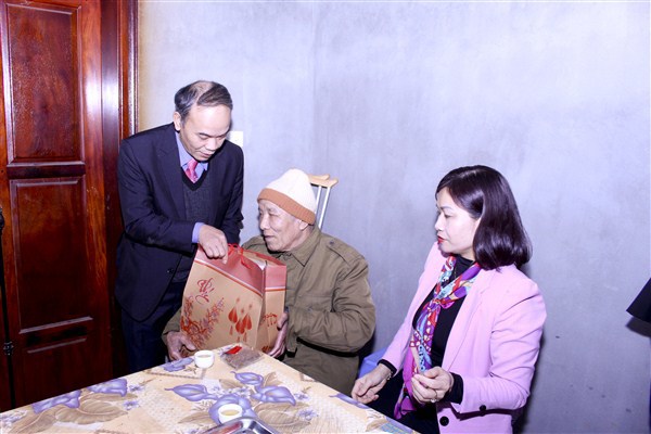 Lãnh đạo thành phố thăm, tặng quà chúc Tết các gia đình chính sách huyện Gia Lâm - Ảnh 1