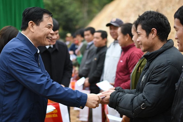 Bộ trưởng Nguyễn Xuân Cường thăm, tặng quà Tết các hộ dân vùng lũ huyện Mường Lát - Ảnh 1