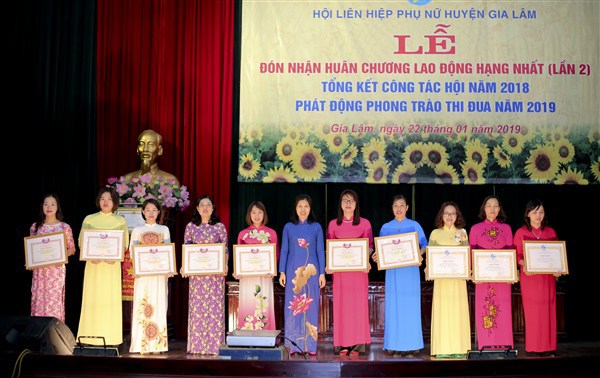 Hội Liên hiệp phụ nữ huyện Gia Lâm đón nhận Huân chương lao động hạng Nhất - Ảnh 1