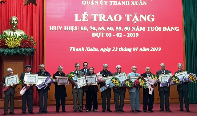 Quận Thanh Xuân trao tặng Huy hiệu Đảng cho các đảng viên - Ảnh 1
