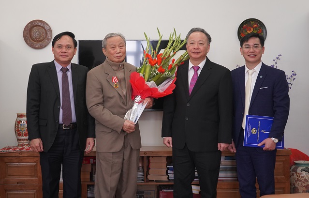 Trao tặng Huân chương Độc lập hạng Nhì cho nguyên Phó Chủ tịch UBND TP Hà Nội - Ảnh 1