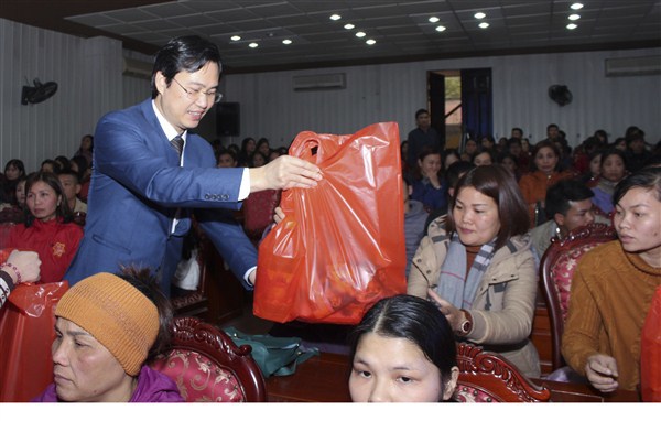 Huyện Gia Lâm tặng quà gia đình chính sách, chăm lo Tết cho người nghèo - Ảnh 2