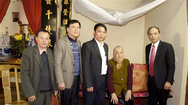 Huyện Gia Lâm tặng quà gia đình chính sách, chăm lo Tết cho người nghèo - Ảnh 1