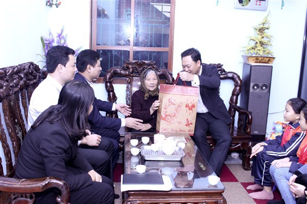 Huyện Gia Lâm thăm, tặng quà Mẹ Việt Nam Anh hùng và người cao tuổi - Ảnh 1