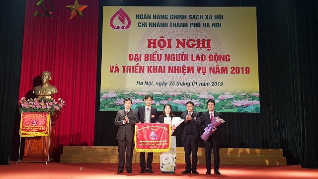 Năm thứ 4 liên tiếp, NHCSXH TP Hà Nội đạt danh hiệu đơn vị xuất sắc nhất hệ thống - Ảnh 1