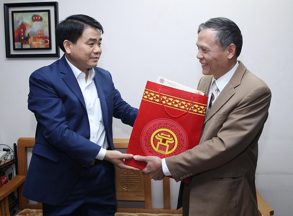 Chủ tịch UBND TP Nguyễn Đức Chung thăm, chúc Tết các gia đình chính sách - Ảnh 1