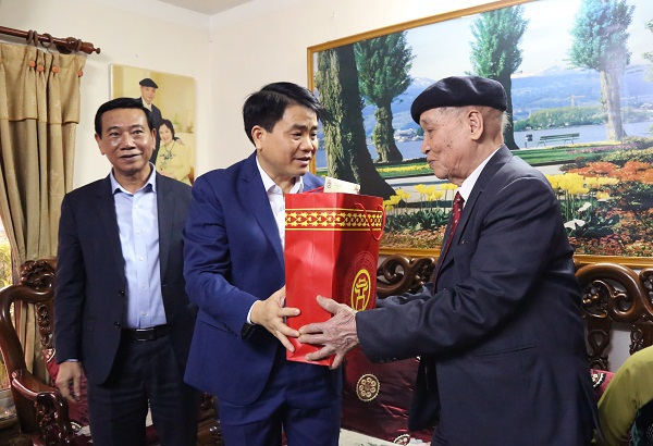 Chủ tịch UBND TP Nguyễn Đức Chung thăm, chúc Tết các gia đình chính sách - Ảnh 2
