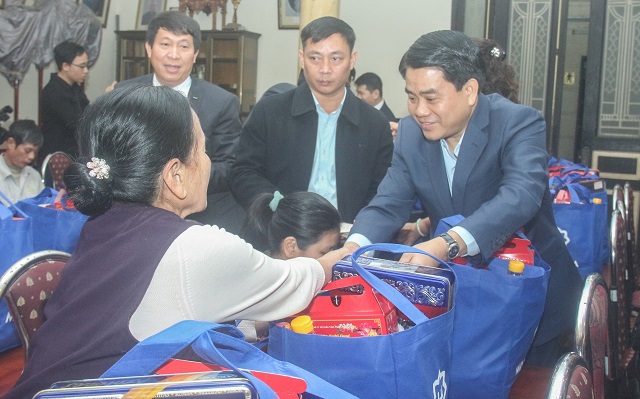 Chủ tịch UBND TP Nguyễn Đức Chung tặng quà Tết giáo dân Giáo xứ Chính tòa Hà Nội - Ảnh 1