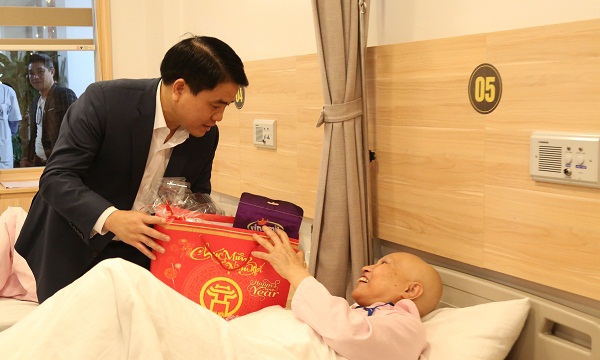 Chủ tịch UBND TP Nguyễn Đức Chung thăm Bệnh viện Ung Bướu Hà Nội - Ảnh 1