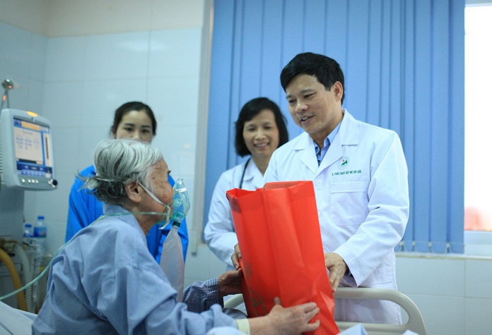 Phó Chủ tịch UBND TP Hà Nội Ngô Văn Quý tặng quà Tết cho bệnh nhân - Ảnh 1