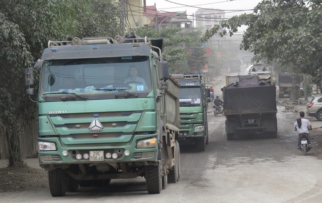Thị trấn Phú Minh, huyện Phú Xuyên: Ngộp thở vì xe quá tải - Ảnh 1