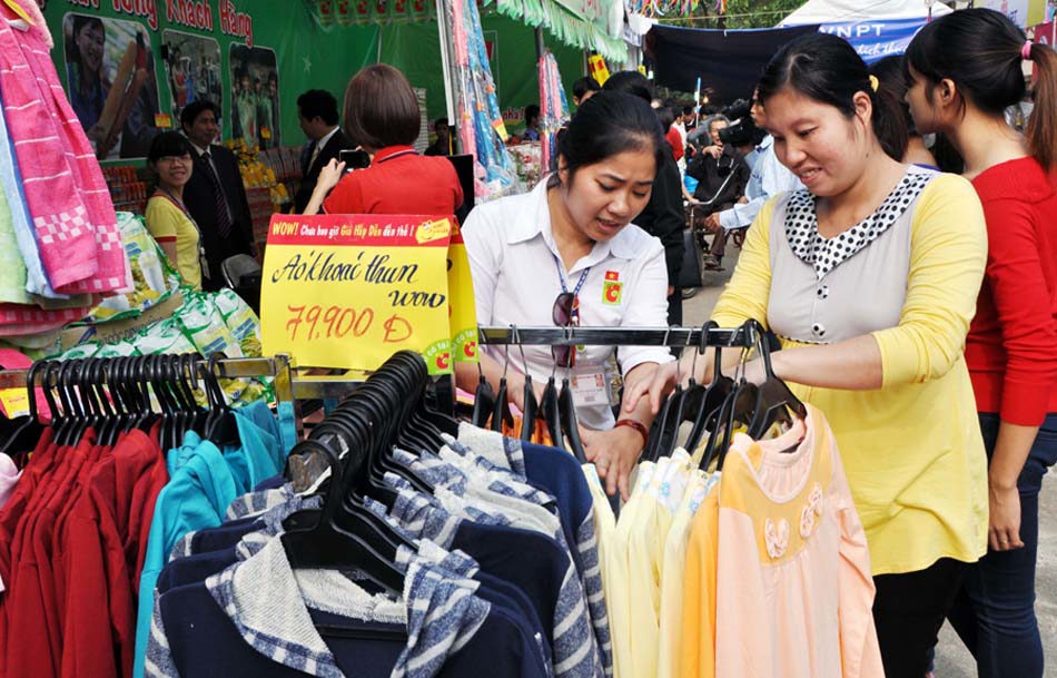 Big C dừng bán hàng dệt may Việt Nam: Có hay không việc nhường chỗ cho hàng ngoại? - Ảnh 1