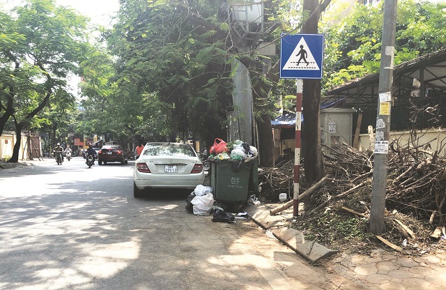 Vỉa hè phố Giang Văn Minh thành nơi tập kết rác - Ảnh 1
