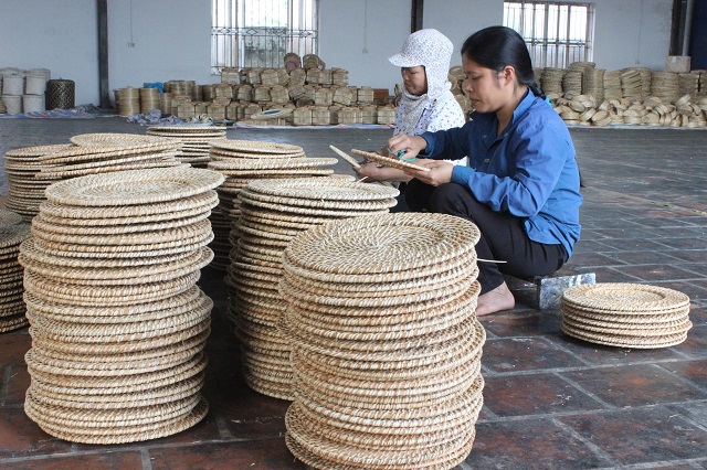 Sản phẩm làng nghề chật vật xuất ngoại - Ảnh 1