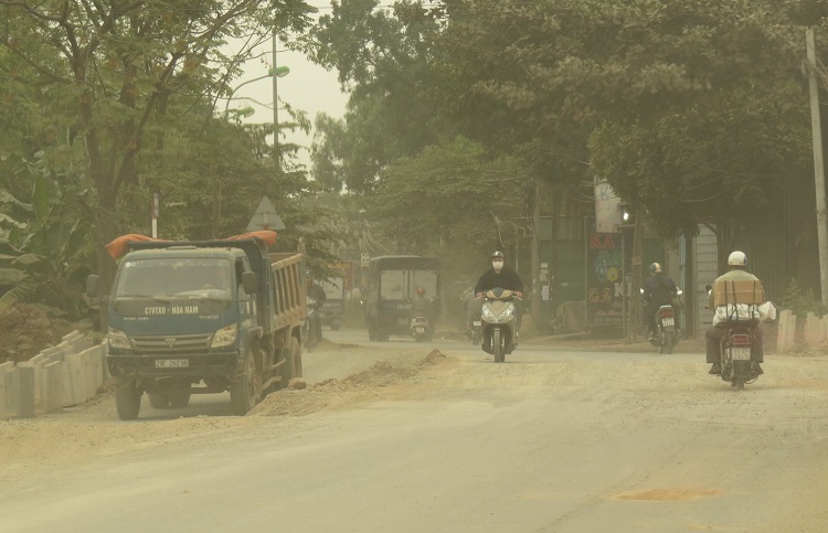 Thi công dự án cải tạo Tỉnh lộ 427, huyện Thanh Oai: Người dân khổ vì bụi - Ảnh 1