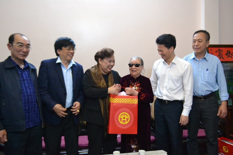 Chủ tịch HĐND TP Nguyễn Thị Bích Ngọc thăm, tặng quà gia đình chính sách tiêu biểu quận Hà Đông - Ảnh 2