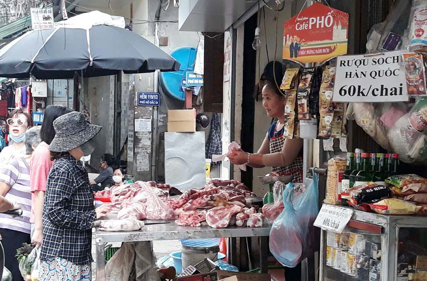 Hàng quán lách luật buôn bán, người dân không giữ khoảng cách an toàn - Ảnh 1