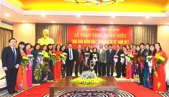Hà Nội: Trao tặng danh hiệu Nhà giáo Nhân dân, Nhà giáo Ưu tú cho 22 cá nhân - Ảnh 1