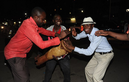 Hình ảnh người dân Zimbabwe vui mừng sau khi Tổng thống Mugabe từ chức - Ảnh 12