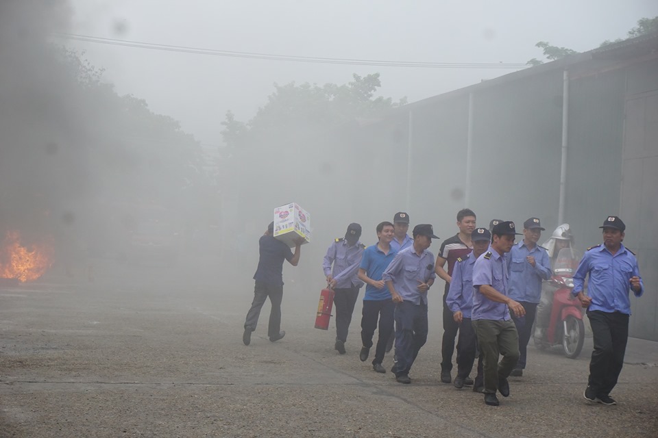Cuộc giải cứu 4 người mắc kẹt tại đám “cháy” ở kho cảng Hà Nội - Ảnh 2