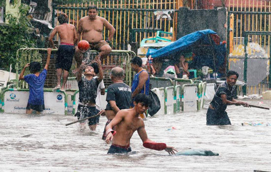 Chùm ảnh bão Sơn Tinh đổ bộ vào Philippines, đường phố tại Manila biến thành sông - Ảnh 2