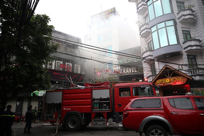 Hà Nội: Cháy khách sạn trên phố Lương Ngọc Quyến, hơn 30 người được giải cứu - Ảnh 3