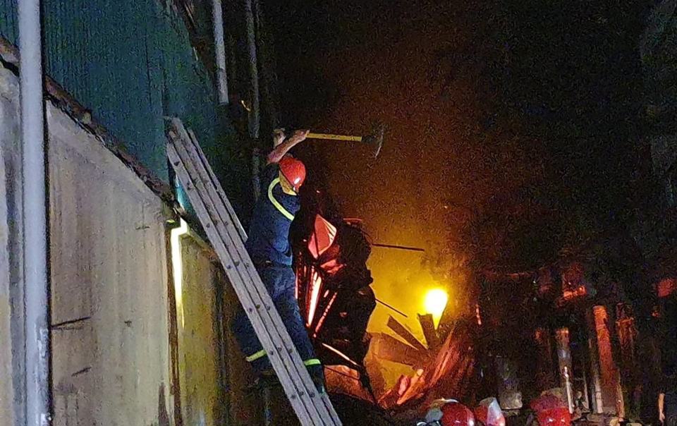 [Ảnh] Thâu đêm dập tắt đám cháy tại Công ty Bóng đèn phích nước Rạng Đông - Ảnh 6