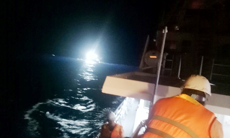 Tàu cứu nạn chạy xuyên đêm đưa thuyền viên bị bỏng vào bờ cấp cứu - Ảnh 1